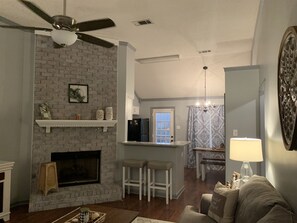 Smart TV, fireplace - Charming 3 bedroom Memphis Suburbs  (Lakeland)