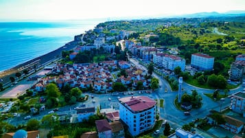 Ranta lähistöllä, aurinkotuoleja, aurinkovarjoja