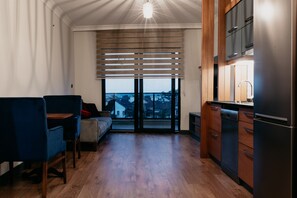 1 多间卧室、防过敏的被褥、Select Comfort 床、办公桌