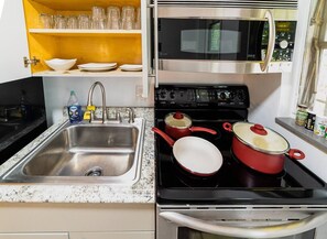 Refrigerador, microondas, horno, placa de cocina