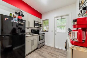 Frigorifero, microonde, forno, piano cottura