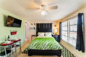 Fer et planche à repasser, lit parapluie, Wi-Fi gratuit, draps fournis