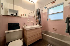 Shower, hair dryer, towels - #2: 1BR with Beach Gear and Strong Wifi (Fort Lauderdale)