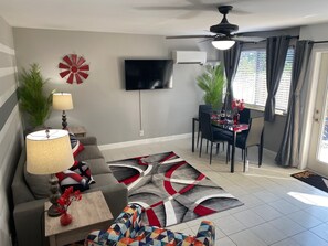 Smart TV, Netflix, books, streaming services - Upscale, Residential Neighborhood (Fort Lauderdale)