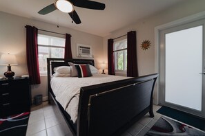 Een bureau, een strijkplank/strijkijzer, reisbedje, gratis wifi