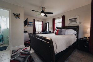 Schreibtisch, Bügeleisen/Bügelbrett, Reisekinderbett, kostenloses WLAN