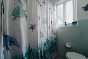 Dusche, Haartrockner, Handtücher