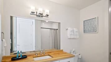 Secador de cabelo, toalhas de banho