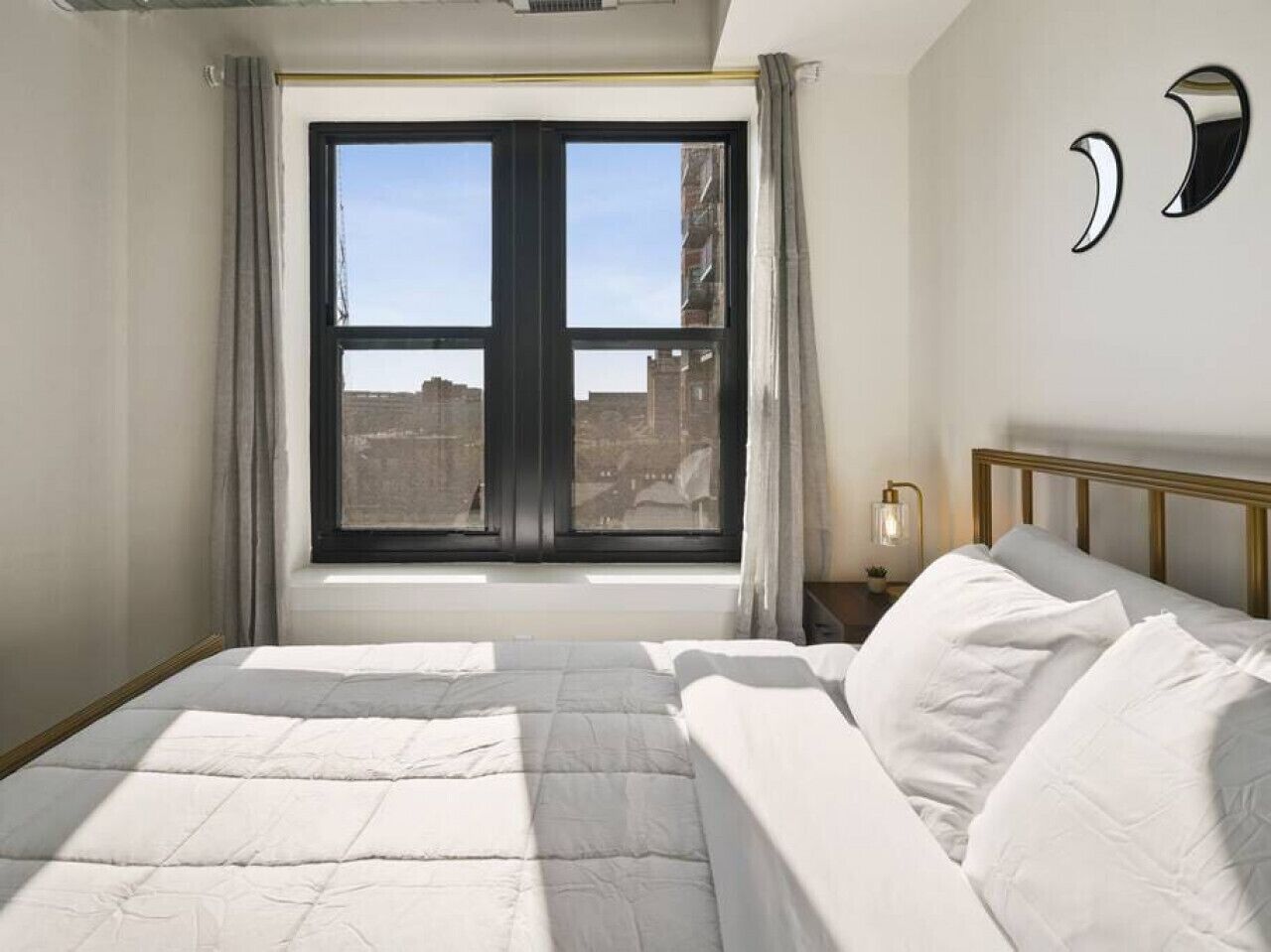 1 quarto, escrivaninha, ferros/tábuas de passar roupa, berço de viagem