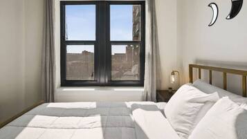 1 quarto, escrivaninha, ferros/tábuas de passar roupa, berço de viagem