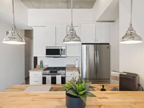 Geladeira, micro-ondas, fogão, cooktop