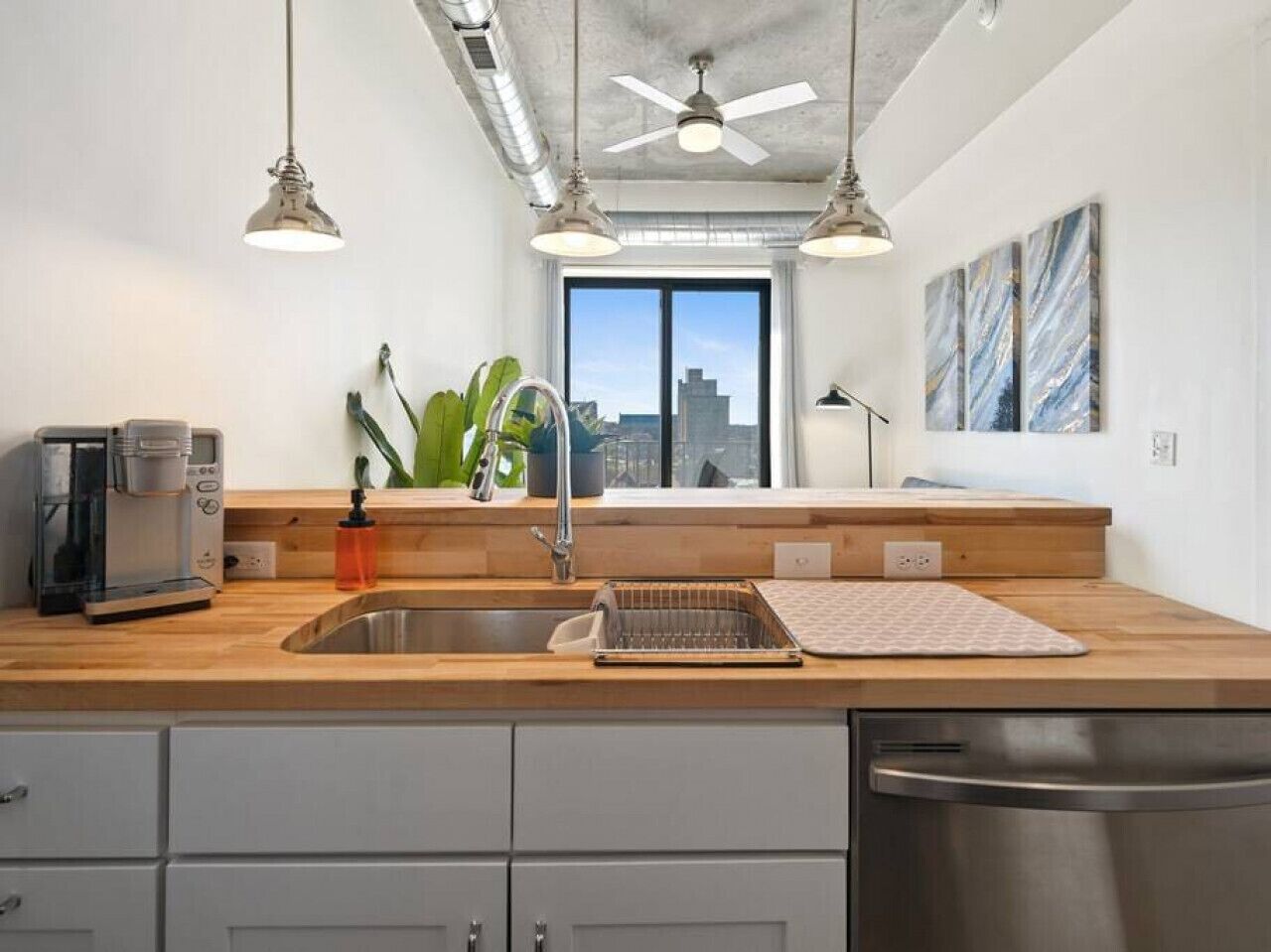 冷蔵庫、電子レンジ、オーブン、コンロ