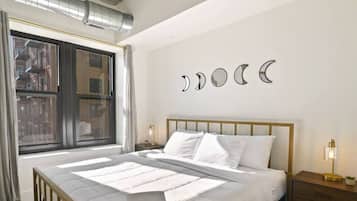 1 chambre, bureau, fer et planche à repasser, lit parapluie