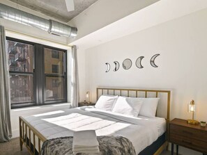 1 間睡房、書桌、熨斗/熨衫板、可攜式嬰兒床