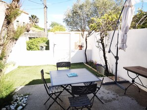 Outdoor dining - Magnificent gîte T2, 50 m2, shady garden, quiet, near pond and cures (BALARUC LE VIEUX)