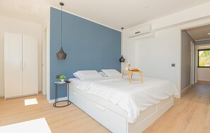 5 bedrooms, travel cot, free WiFi, bed sheets - Gorgeous home in Sibenik (Sibenik)
