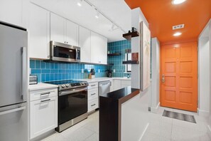 Refrigerador, microondas, horno y parrilla de estufa 