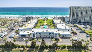 Hotel met zwembad, parkeerplaats en uitzicht op de oceaan.