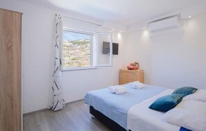 3 bedrooms, in-room safe, travel crib, free WiFi - Stunning home in Klis (Klis)