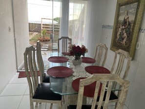 Refrigerador con freezer, microondas, placa de cocina, tostadora