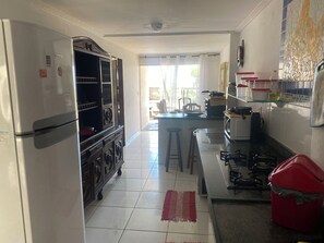 Refrigerador con freezer, microondas, placa de cocina, tostadora