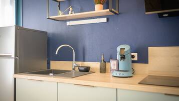 Réfrigérateur, micro-ondes, four, plaque de cuisson