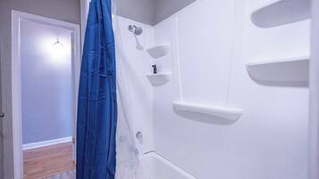 Ensemble douche/baignoire, serviettes fournies