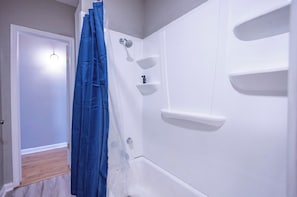 Combined shower/tub, towels
