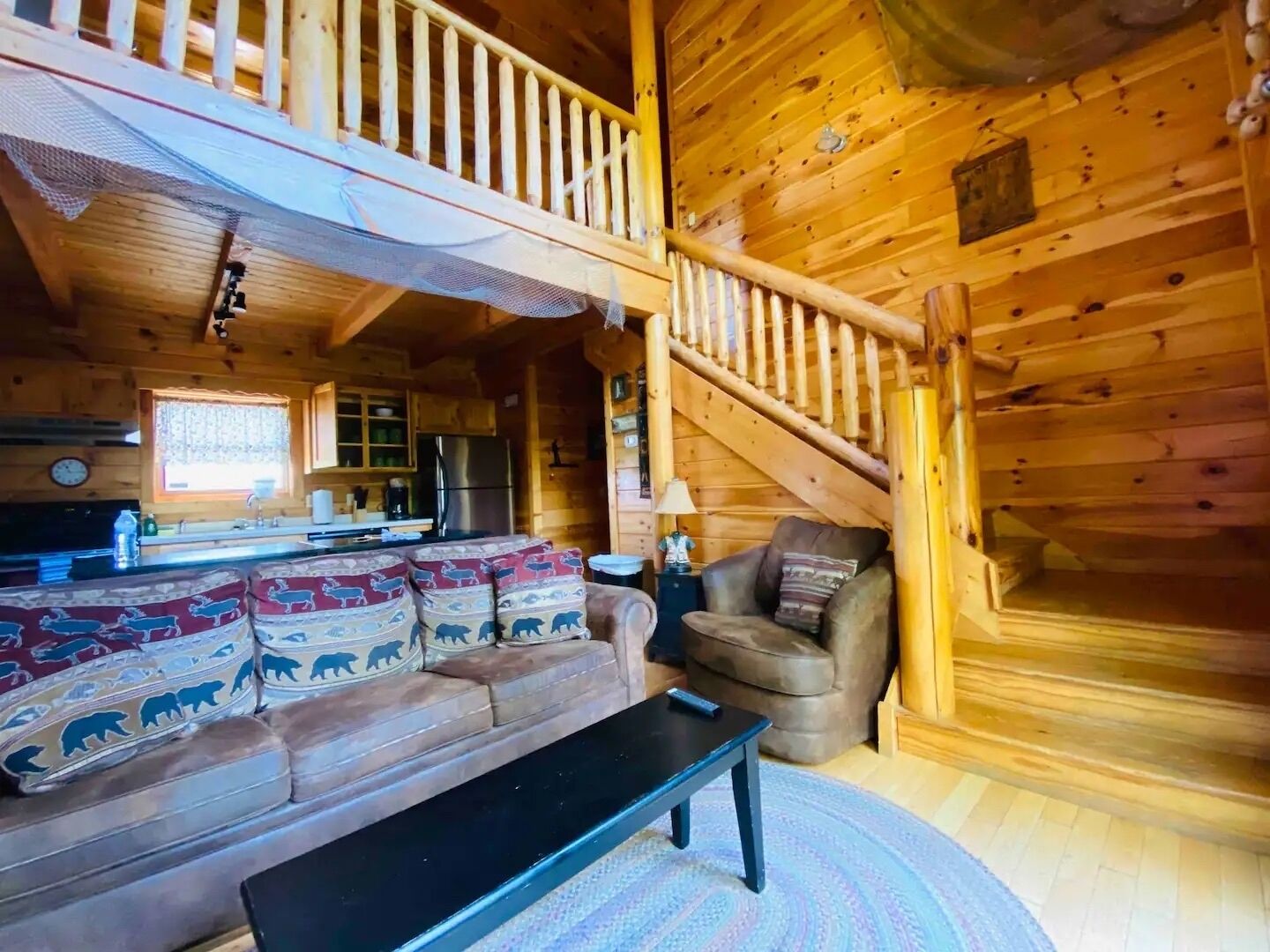 Smart-tv, een open haard en tafelvoetbal