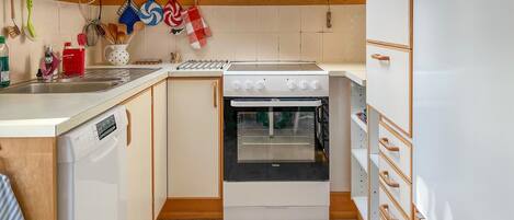Réfrigérateur, four, plaque de cuisson, lave-vaisselle