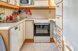 Fridge, oven, stovetop, dishwasher - 1 bedroom gorgeous home in Köpingsvik (Köpingsvik)