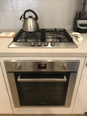 Een koelkast, een microgolfoven, een oven, een kookplaat