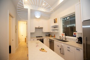 Een koelkast, een magnetron, een oven, een kookplaat