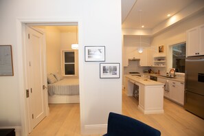 Geladeira, micro-ondas, fogão, cooktop