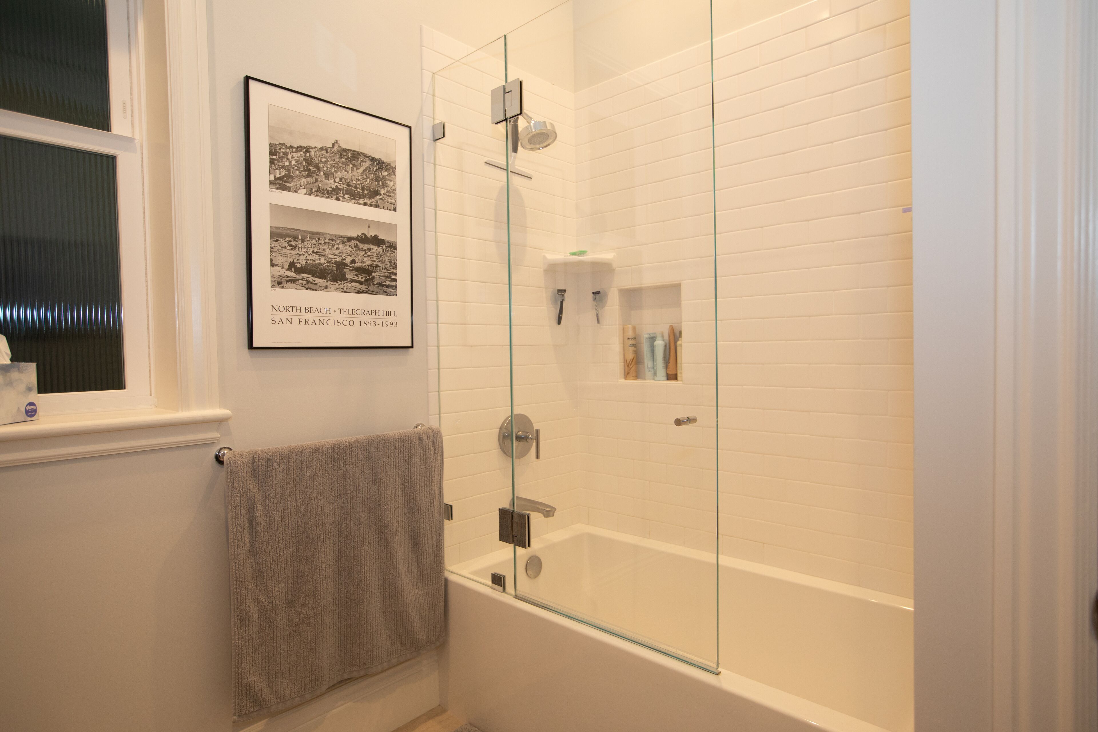 Ensemble douche/baignoire, sèche-cheveux, serviettes fournies, savon