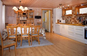 Kylskåp, mikrovågsugn, spishäll och diskmaskin