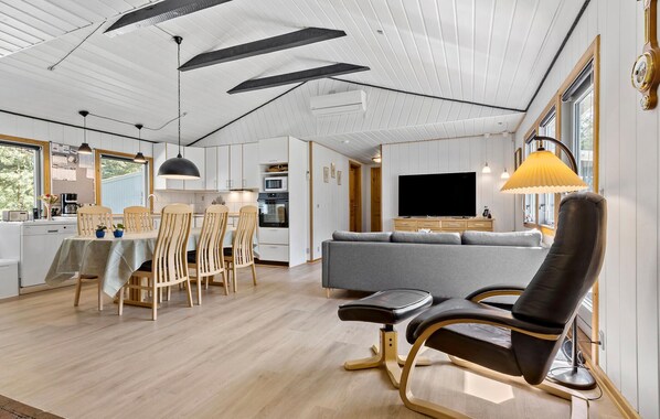 Smart TV, fireplace - Amazing home in Farsø with WiFi (Farsø)