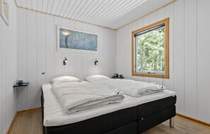 4 bedrooms, travel crib, free WiFi - Amazing home in Farsø with sauna (Farsø)