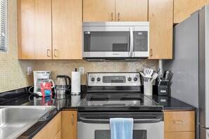 Refrigerador, microondas, horno y parrilla de estufa 