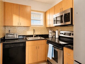 Coffee/tea maker, fridge, microwave, oven