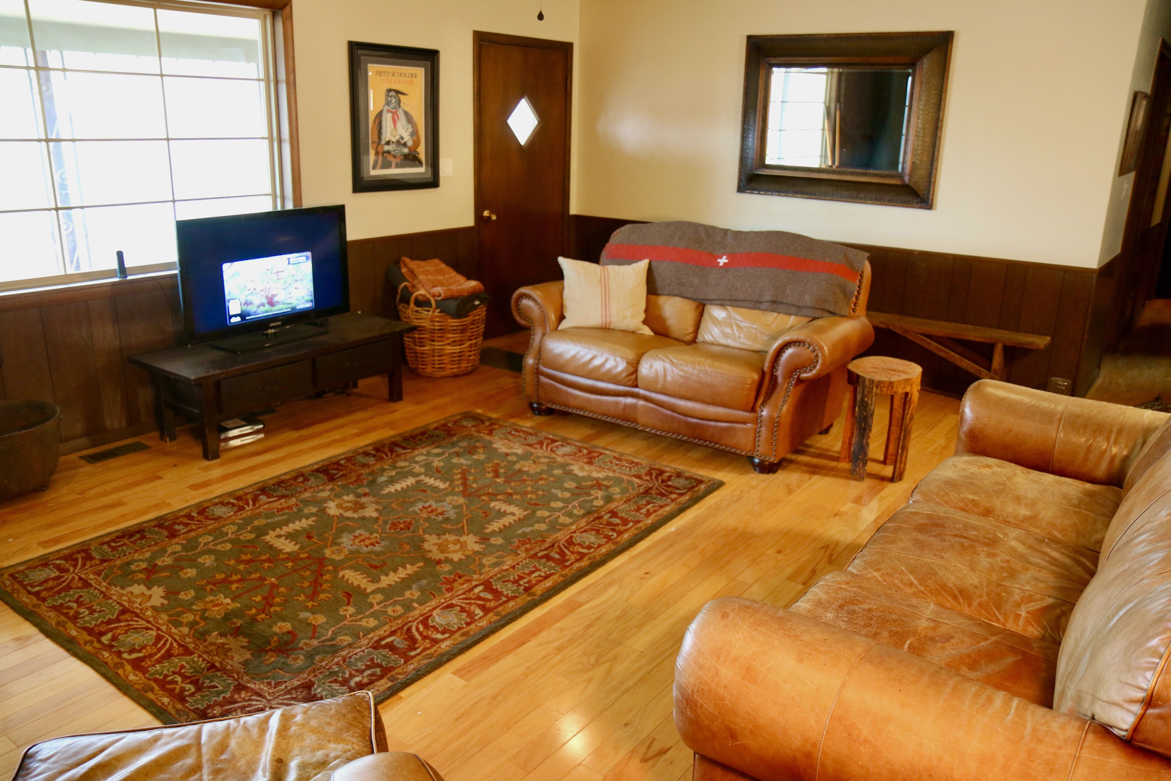 Smart-tv, een open haard en een dvd-speler