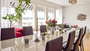 A modern dining area with a glass table, chairs, and a view of the outdoors. - Pet friendly home in Trosa with sauna (Trosa)