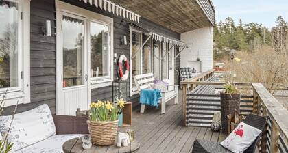 Cozy home in Trosa with house sea view