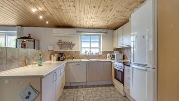 Køleskab, kogeplade, opvaskemaskine, kaffe-/temaskine