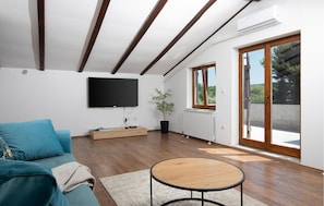 TV - Gorgeous home in Medulin (Medulin)