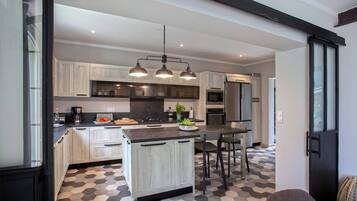 Geladeira, micro-ondas, fogão, cooktop