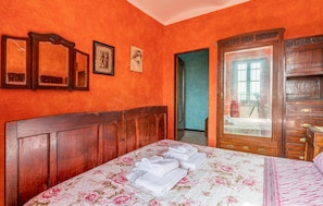2 bedrooms, travel cot, free WiFi, bed sheets