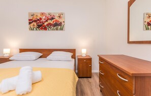 3 bedrooms, iron/ironing board, travel cot, free WiFi - Awesome apartment in Gornje Rastane (Gornje Rastane)