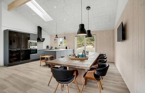 Fridge, dishwasher, coffee/tea maker - Nice home in Løkken with sauna (Løkken)