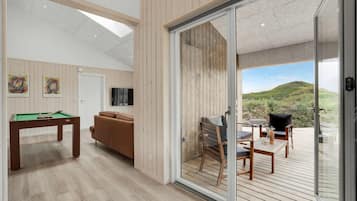 Smart TV, chimenea y tenis de mesa